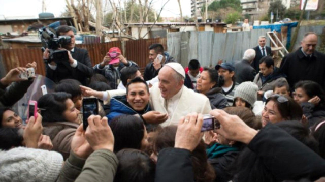 האפיפיור פרנציסקוס במחנה של מהגרים ופליטים (צילום: AFP)