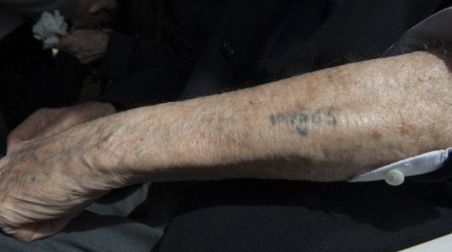 ניצול שואה עם מספר על היד (צילום: רויטרס)