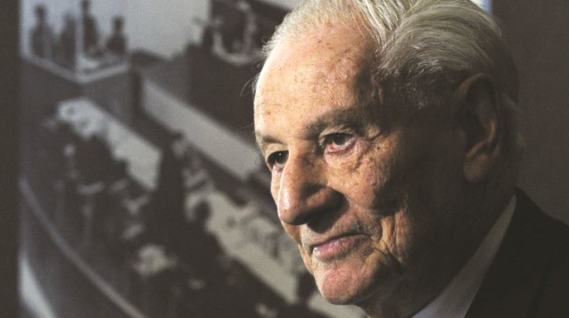 גבריאל בך על רקע אולם המשפט (צילום: AFP)