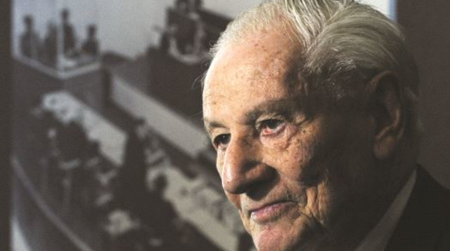 גבריאל בך על רקע אולם המשפט (צילום: AFP)