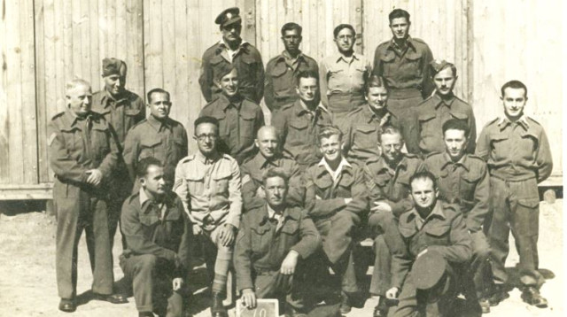 תמונה קבוצתית במחנה השבויים (צילום: באדיבות המשפחה)