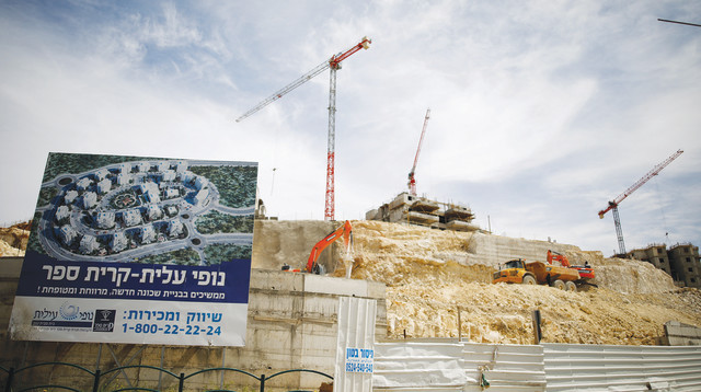 בנייה בהתנחלות קרית ספר (צילום: רויטרס)