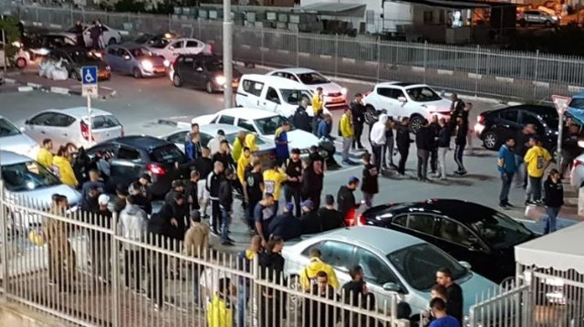 אוהדי מכבי תל אביב מחוץ לאצטדיון דוחא (צילום: דני מרון)