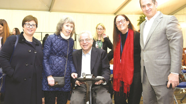 הכנר יצחק פרלמן (במרכז) עם רעייתו ובכירי קרן בראשית (צילום: יוסי זליגר)