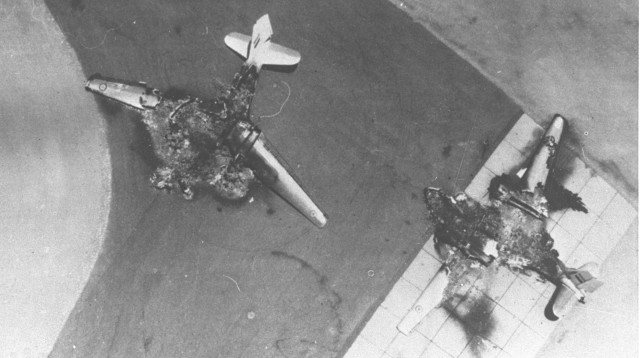 מטוסי חיל האוויר המצרי לאחר הפצצת חיל האוויר, 5.6.67 (צילום: לע"מ)