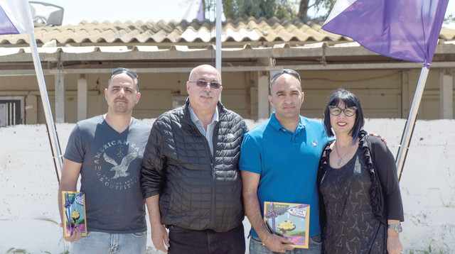 אריה ויפית איטח עם רועי כהן (משמאל) ושי חינגלי ששירתו עם בנם בצוות (צילום: דובר צה"ל)