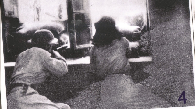 חיילת יהודיה בעמדה  (צילום: באדיבות מוזיאון חצר היישוב הישן)