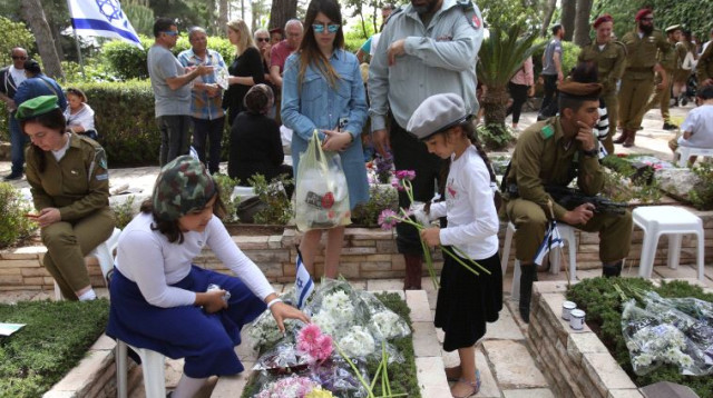 טקסים בבתי עלמין ביום הזיכרון לחללי מערכות ישראל  (צילום: אבשלום ששוני)