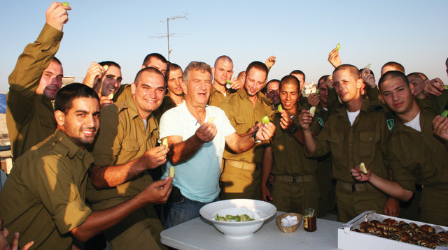 צביקה לוי עם חיילים בודדים  (צילום: אלבום פרטי)