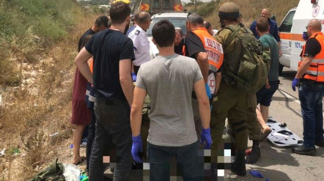 צעירה נפלה מרכב סמוך למעבר אייל (צילום: תיעוד מבצעי מד"א)