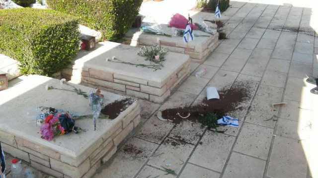 עציץ מנופץ בבית העלמין הצבאי בקריית ביאליק (צילום: באדיבות עיריית קריית ביאליק)