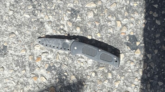 הסכין שנתפסה במחסום חיזמה בירושלים (צילום: דוברות המשטרה)