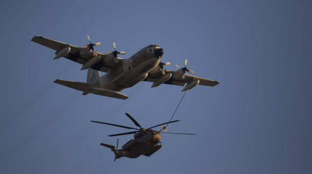 מטוס הרקולס מתדלק מסוק יסעור (צילום: ליאור מזרחי, פלאש 90)