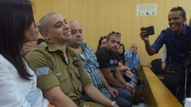 אלאור אזריה והוריו במהלך הערעור בבית הדין  (צילום: אבשלום ששוני)