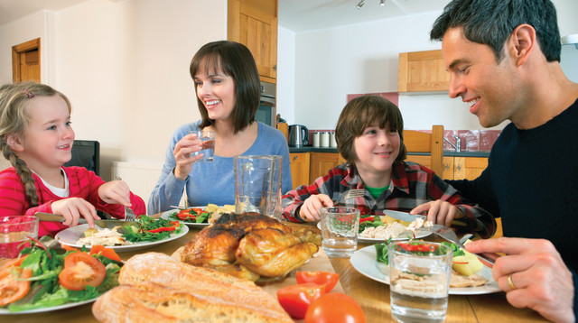 ארוחת ערב משפחתית (צילום: אינג אימג')
