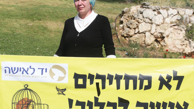 צביה גורודצקי שובתת רעב מול הכנסת (צילום: מרק ישראל סלם)