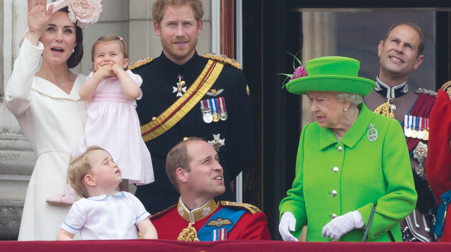המלכה אליזבת עם נכדיה וויליאם והארי (צילום: AFP)