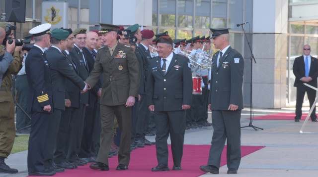 ג'וזף דנפורד ואיזנקוט (צילום: אבשלום ששוני)