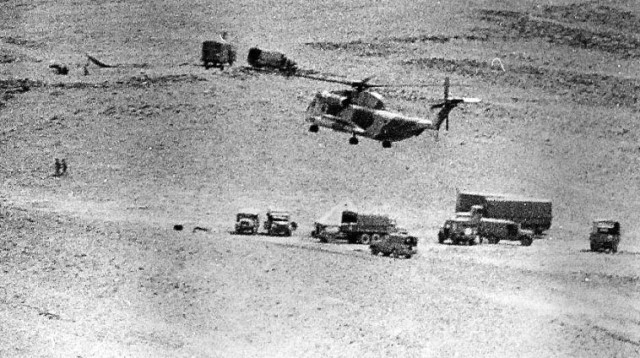 מסוק מרחף מעל זירת ההתרסקות (צילום: שמואל רחמני)