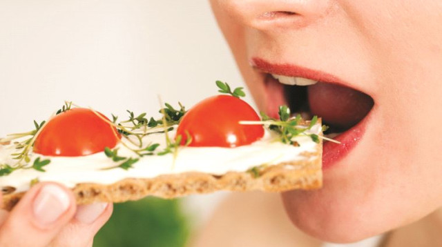 אישה אוכלת, אילוסטרציה (צילום: אינג אימג')