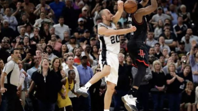 מאנו ג'ינובילי חוסם את ג'יימס הארדן (צילום: AFP)