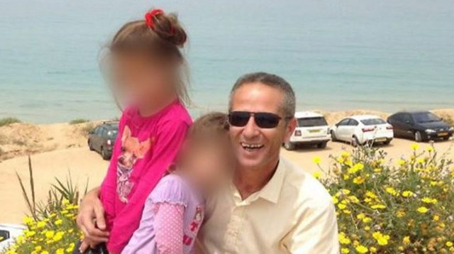 דוד בוקובזה עם בנותיו  (צילום: רויטרס)