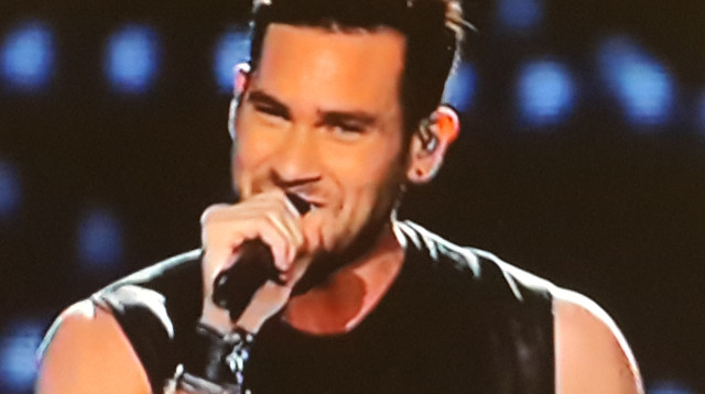 אימרי זיו מופיע באירוויזיון (צילום: צילום מסך ערוץ 1)