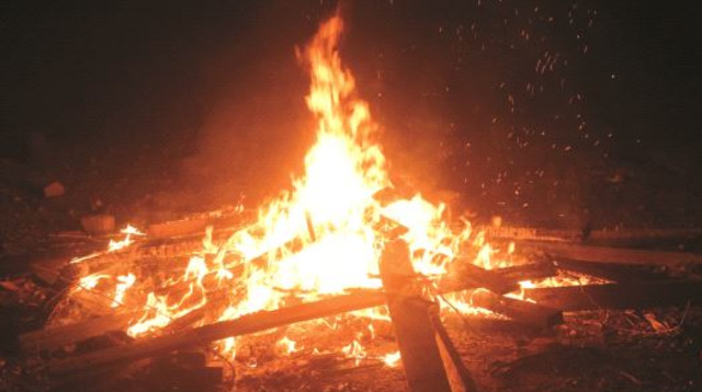 מדורה בדרום תל אביב (צילום: אבשלום ששוני)