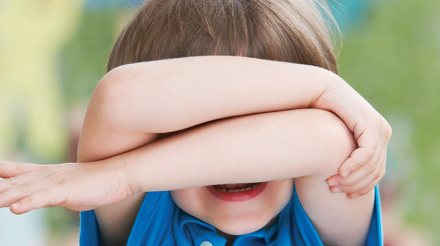 ילד מכסה את הפנים, צילום אילוסטרציה (צילום: אינג אימג')