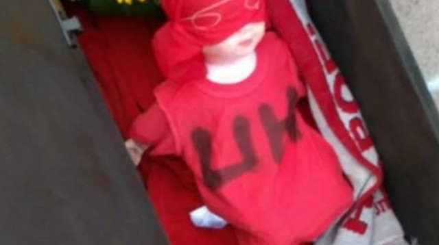 אוהדי מכבי תל אביב הכינו ארון קבורה לרגל הירידה של הפועל תל אביב (צילום: פרטי)