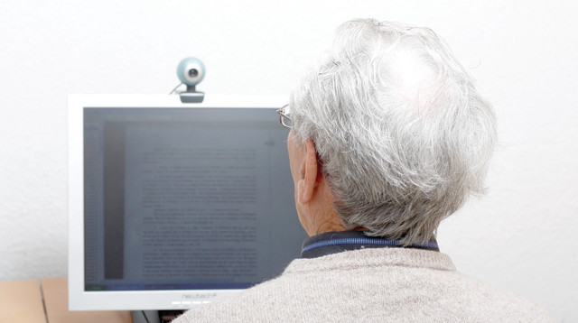 אישה מבוגרת מול מחשב, צילום אילוסטרציה (צילום: אינג אימג')