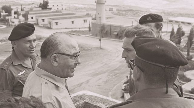 לוי אשכול מבקר ביהודה ושומרון (צילום: אילן ברונר, לע''מ)