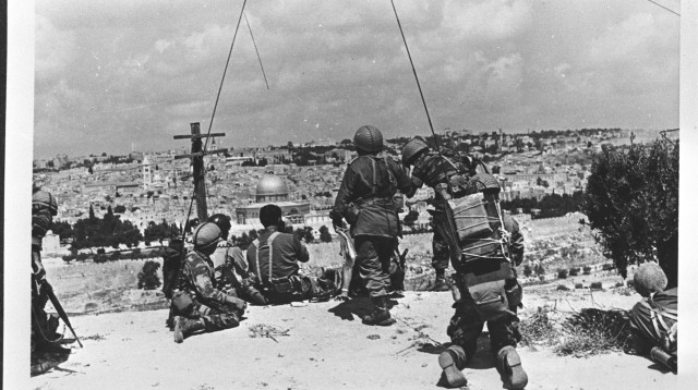 חיילים צופים על הר הבית (צילום: לע"מ)
