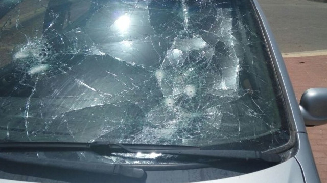 שמשמת רכב שהתנפצה במהומה בחווארה (צילום: סוכנות תצפית)