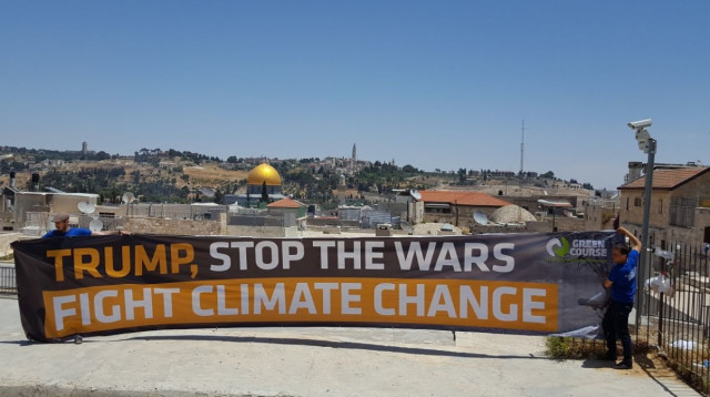 פעילי ארגוני הסביבה עם השלטים לקראת ביקור טראמפ (צילום: מגמה ירוקה)