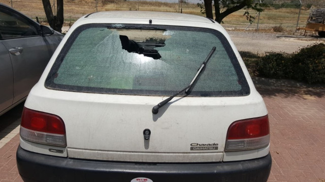 שמשת רכב מנופצת באזור המהומות (צילום: חיים בלייכר/TPS)