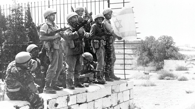 תא"ל עוזי עילם בהנפת דגל ישראל בעיר העתיקה (צילום: לע"מ)