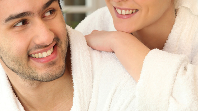 זוג אחרי מקלחת (צילום: אינג אימג')