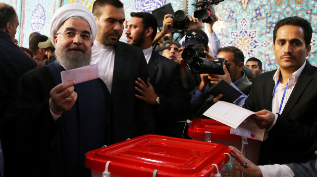 חסן רוחאני מצביע בבחירות, איראן (צילום: רויטרס)