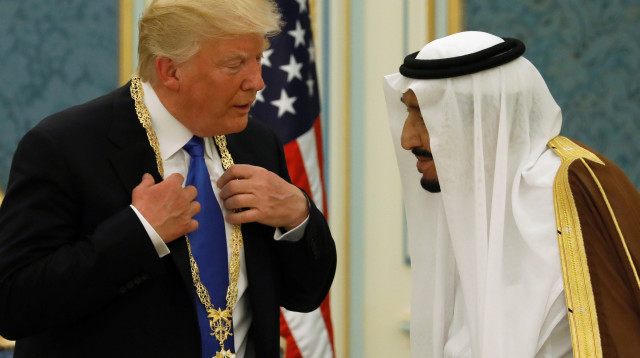 הנשיא טראמפ זוכה לעיטור הוקרה ממלך סעודיה סלמן (צילום: רויטרס)