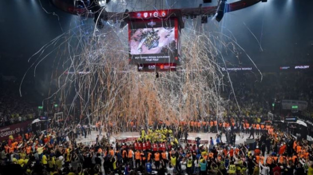 פנרבחצ'ה חוגגת זכייה היורוליג (צילום: AFP)