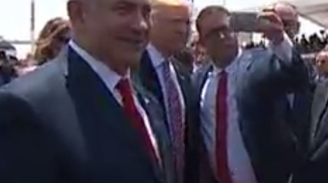 אורן חזן עושה סלפי עם טראמפ (צילום: מסך)