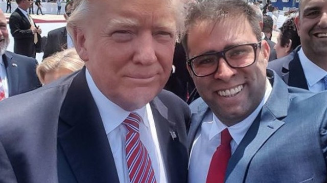 אורן חזן עושה סלפי עם טראמפ (צילום: מסך)