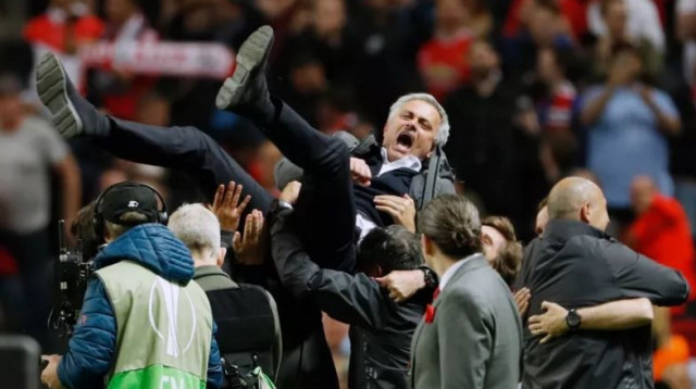 מוריניו מונף לאחר גמר הליגה האירופית (צילום: AFP)