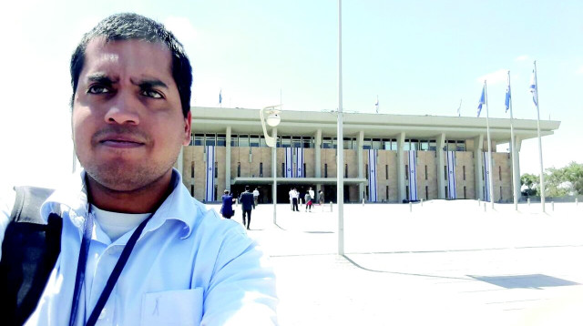 עידן בנימין על רקע משכן הכנסת (צילום: פרטי)