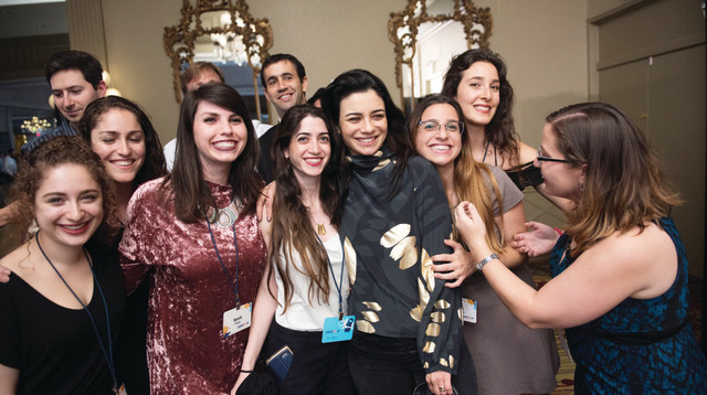 משתתפי הכנסת עם נינט טייב (צילום: Igor Khodzinskiy)