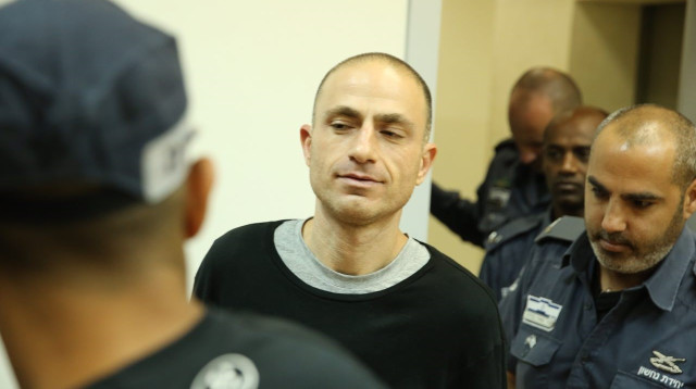 אסי אבוטבול בבית המשפט (צילום: אבשלום ששוני)