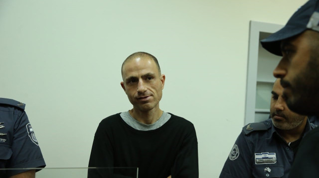 אסי אבוטבול בבית המשפט (צילום: אבשלום ששוני)