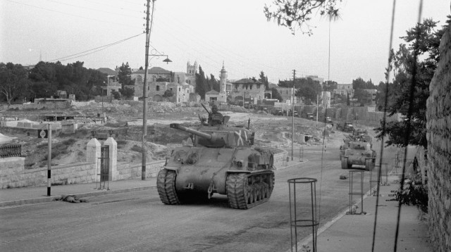 טור טנקים בתנועה לכיבוש הצד הירדני של ירושלים. מאחורי הטנקים נעים כוחות על משאיות. (צילום: בני הדר, "במחנה" באדיבות ארכיון צה"ל במשרד הביטחון ו"במחנה")