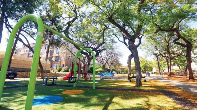 גן משחקים בבת ים (צילום: אריאל בשור)